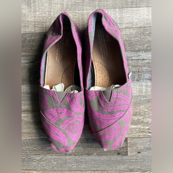 TOMS PINK AND GREY PAISLEY PRINT SHOES W7.5 - Picture 2 of 10